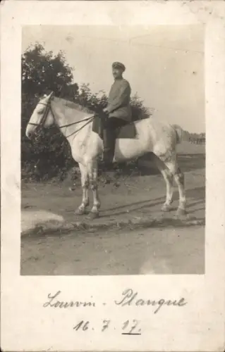 Foto Ak Deutscher Soldat zu weißem Pferde