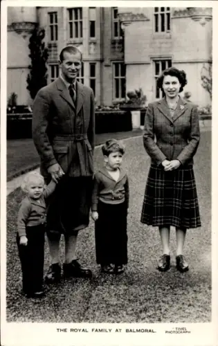 Ak The Royal Family at Balmoral, Prince Philip, Queen Elizabeth II, Prince Charles