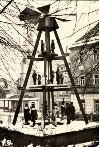 Ak Stollberg im Erzgebirge, Weihnachtspyramide auf dem Markt