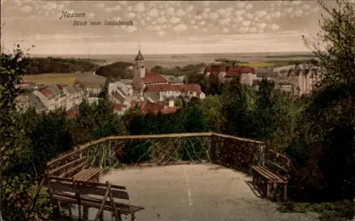 Ak Nossen in Sachsen, Holzplattform mit Bänken, Blick auf Kirchturm und Dächer, Bäume vorne, Feld