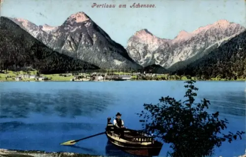Ak Pertisau Eben am Achensee Tirol, Ruderboot mit Person auf Bergsee, Ufer mit Dorf, hohe Berge, 