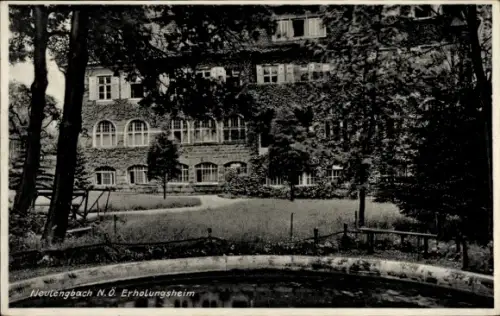 Ak Neulengbach in Niederösterreich, Efeubewachsenes mehrstöckiges Haus, bogenförmige Fenster, Ras