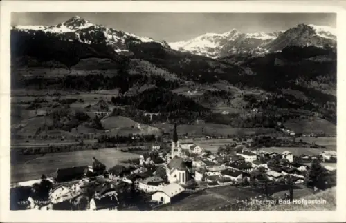 Ak Bad Hofgastein in Salzburg, Schneebedeckte Gipfel, Kirche mit hohem Turm, Dorf mit Häusern und