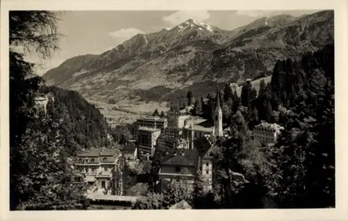 Ak Bad Gastein Badgastein in Salzburg, Zentrum mit mehrstöckigen Hotels, Kirche mit spitzem Turm,