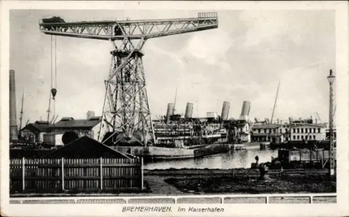 Ak Bremerhaven,  Kaiserhafen, Hafenkran, Passagierdampfer mit Schornsteinen