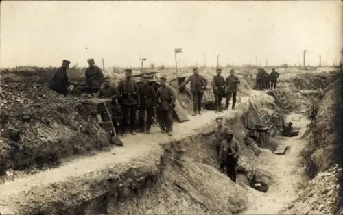Foto Ak Deutsche Soldaten in Uniform, Schützengraben, I.WK
