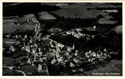 Ak Herdringen Arnsberg im Sauerland,  Luftaufnahme, Dorfansicht