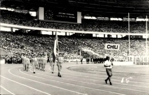 Foto Ak Olympische Spiele, Teilnehmer aus Chile auf dem Sportfeld, Zuschauer