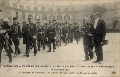 Ak Versailles Yvelines, Trauerzug,  1909, Minister der Kriegs, ausländische Offiziere