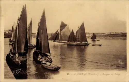 CPA Audierne Finistère, Barques an Large