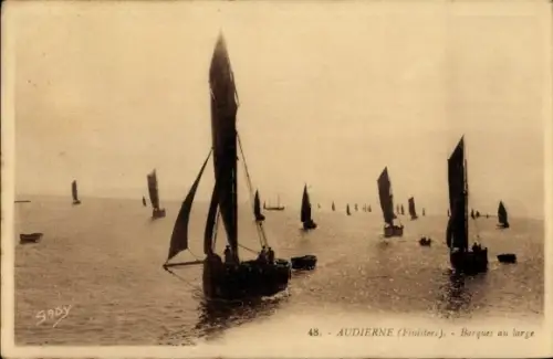 CPA Audierne Finistère, Barques au Large