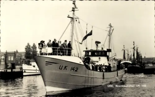 Ak Urk Flevoland Niederlande, Nordseekutter UK 142