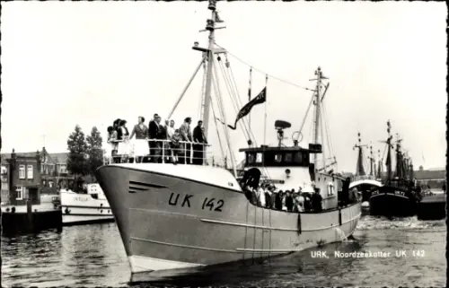 Ak Urk Flevoland Niederlande, Nordseekutter UK 142