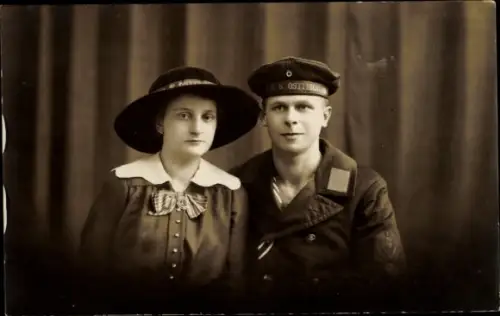 Foto Ak Matrose in Uniform mit Frau, Portrait