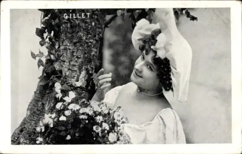 Ak Schauspielerin Alice Gillet, Portrait an einem Baum