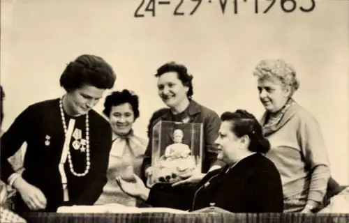 Ak Moskau Russland, Weltkongress der Frauen, 1963, Nina Popowa, Vizepräsidentin der IDFF, Puppe