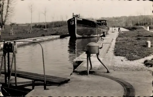 Ak Chalifert, Entrée de péniche en écluse