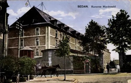 Ak Sedan Ardennes, Kaserne Macdonald, Straßenseite, Eingang, Kutsche