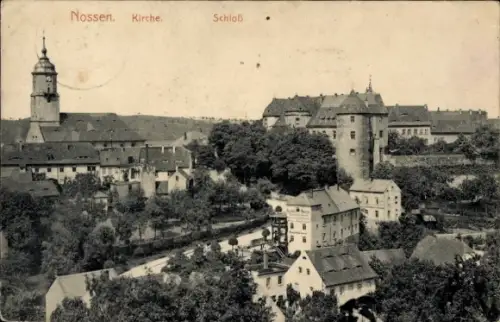 Ak Nossen in Sachsen, Kirchturm, Schloss mit rundem Turm, Fluss/Bach mit Uferbäumen, Wohnhäuser