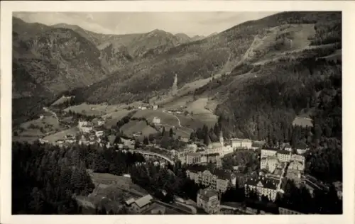 Ak Bad Gastein Badgastein in Salzburg, Bergtal, zahlreiche große Hotels und Wohnhäuser, markante 