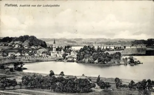 Ak Mattsee in Salzburg, Blick über See mit Uferinsel, Dorf mit markantem Kirchturm, Bäume, Felder