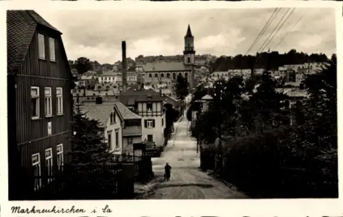 Ak Markneukirchen im Vogtland,  Stadtansicht mit Kirchturm, Theodor Voigt