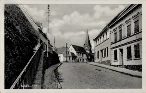 Ak Schkeuditz in Sachsen,  Straßenansicht, Kirchturm