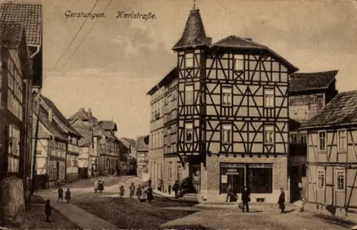 Ak Gerstungen in Thüringen,  Karlstraße, Fachwerk-Eckhaus mit Turm