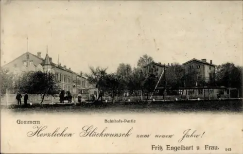Ak Gommern Sachsen Anhalt, Beim Bahnhof, Neujahrswünsche von Fritz Engelbart und Frau