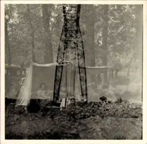 Foto Doppelbelichtung, Gruppe vor einem Zelt im Wald, Kran