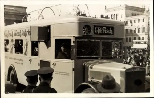 Foto Ak Berlin Mitte, Brandenburger Tor, Autobus Seefisch-Kochlehrkursus, Esst Fisch