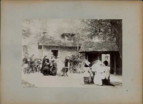 Foto Versailles Yvelines, Wohnhäuser, Menschen an Tischen
