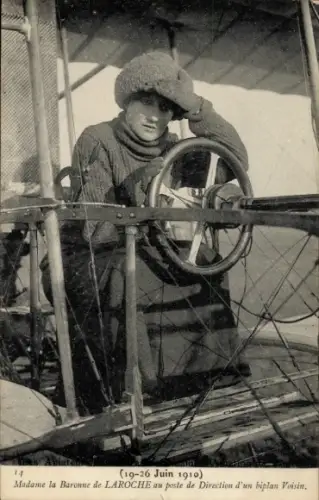 CPA Madame la Baronne de Laroche an poste de Direction d'un biplan Voisin