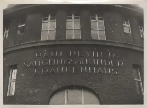 Original Foto Berlin-Weißensee, Kniprode Allee 18, Kinderkrankenhaus, um 1946, ca. 17x12 cm