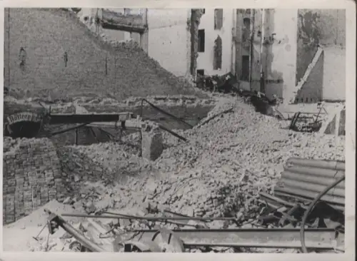 Original Foto Berlin-Friedrichshain, Küstriner Platz, Holz-Kontor, um 1946, ca. 17x12 cm