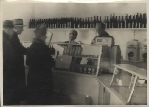 Original Foto Berlin-Weißensee, Berliner Allee 18, Ladengeschäft Fischgeschäft Kugel, 1946, 17x12