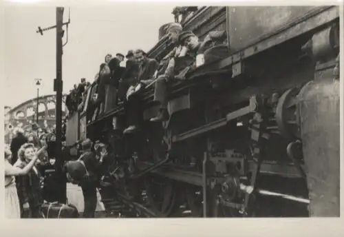 Original Foto Berlin-Kreuzberg, Anhalter Bahnhof, Hamsterfahrt, um 1946, ca. 17x12 cm