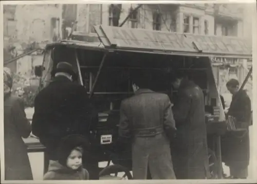 Original Foto Berlin-Mitte, Bücherkarren, um 1946, ca. 17x12 cm