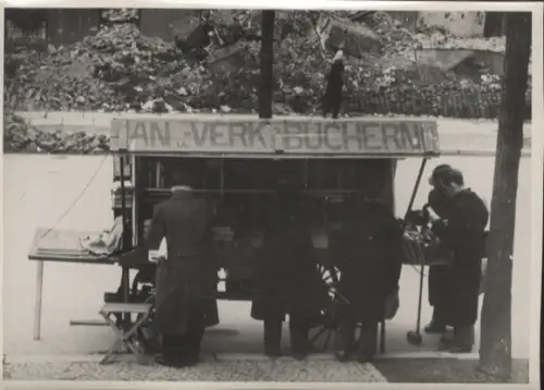 Original Foto Berlin-Mitte, Bücherkarren, um 1946, ca. 17x12 cm