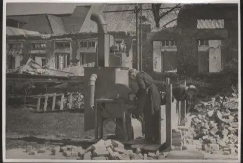 Original Foto Berlin-Mitte, Trümmerfrauen an der Ziegelputzmaschine, um 1946, ca. 17x12 cm