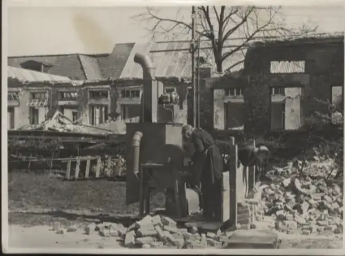 Original Foto Berlin-Mitte, Trümmerfrauen an der Ziegelputzmaschine, um 1946, ca. 17x12 cm