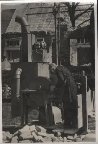 Original Foto Berlin-Mitte, Trümmerfrau an der Ziegelputzmaschine, um 1946, ca. 17x12 cm