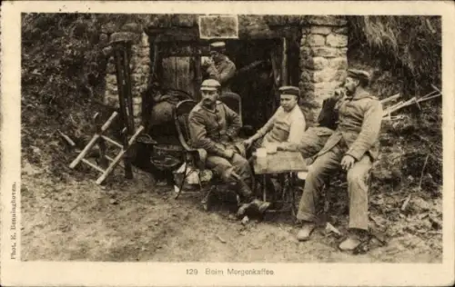 Ak Beim Morgenkaffee, deutsche Soldaten, I. WK