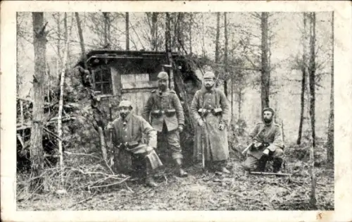 Ak Vorgeschobener Poste, Soldaten wachen, Hütte im Wald