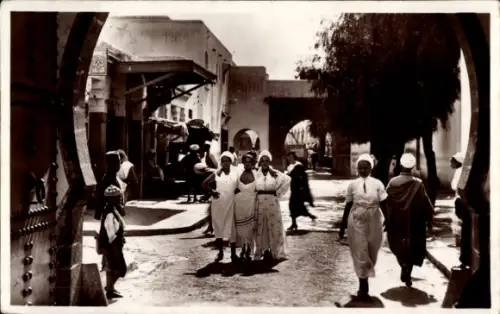 Ak Casablanca Marokko, Vier Frauen in traditioneller Kleidung, Stadtansicht,  Architektur