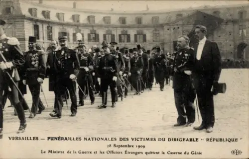 Ak Versailles Yvelines, Trauerzug,  1909, Minister der Kriegs, ausländische Offiziere
