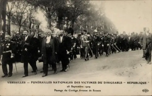 Ak Versailles Yvelines, Trauerzug, viele Personen in Uniform,  Veranstaltung,  1909