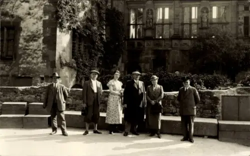 Foto Ak Heidelberg am Neckar, Besuchergruppe vor dem Schloss