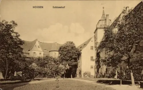 Ak Nossen in Sachsen,  Schlosshof, Bäume, Gebäude, Garten