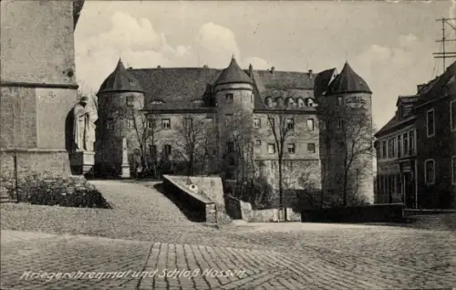 Ak Nossen Landkreis Meißen, Blick auf das Kriegerehrenmal mit Schloss